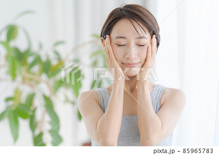 30代女性　ビューティー　正面 85965783