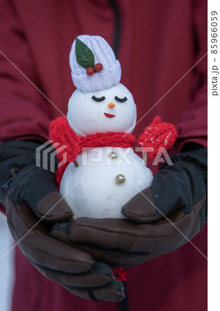 手作りの雪だるまを抱える 手作りの雪だるまを抱える 85966059