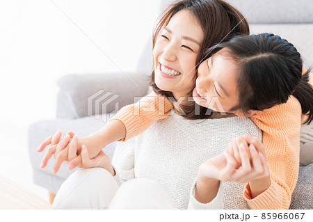 笑顔の親子 85966067