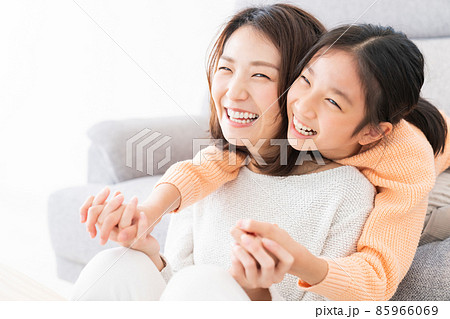 笑顔の親子 85966069