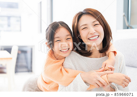 笑顔の親子 85966071