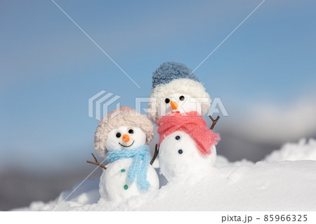 青い空とペアの雪だるま 青い空とペアの雪だるま 85966325