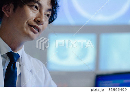 画像を見て診断する医師 85966499