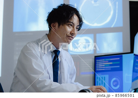 画像を見て診断する医師 85966501