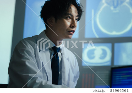 画像を見て診断する医師 画像を見て診断する医師 85966561