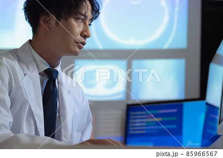 画像を見て診断する医師 85966567