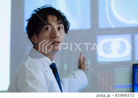 画像を見て診断する医師 85966572