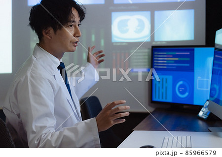 画像を見て診断する医師 画像を見て診断する医師 85966579