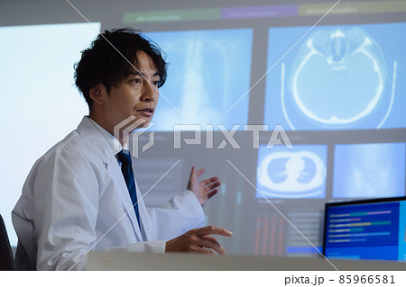 画像を見て診断する医師 画像を見て診断する医師 85966581