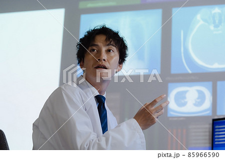 画像を見て診断する医師 85966590