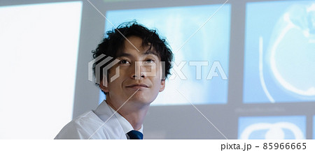 画像を見て診断する医師 画像を見て診断する医師 85966665