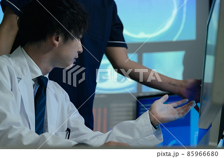 画像を見て診断する医師 85966680
