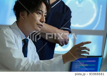 画像を見て診断する医師 画像を見て診断する医師 85966681