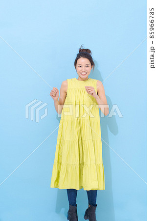 夏 カラフル 女性 夏 カラフル 女性 85966785