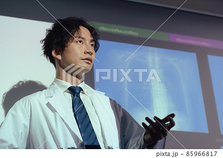 研究成果を発表する医師 研究成果を発表する医師 85966817