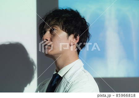 研究成果を発表する医師 研究成果を発表する医師 85966818