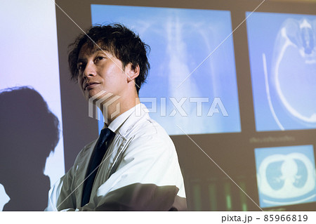 研究成果を発表する医師 85966819