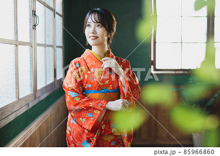 赤い小紋の女性 85966860