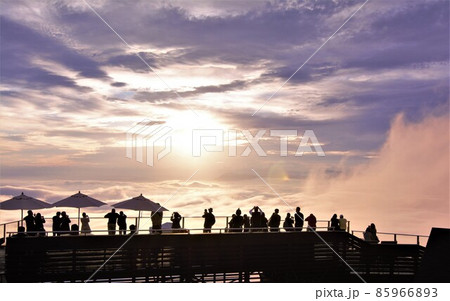 奥志賀高原ソラテラスで夕焼け迫る雲海を眺める人々 奥志賀高原ソラテラスで夕焼け迫る雲海を眺める人々 85966893