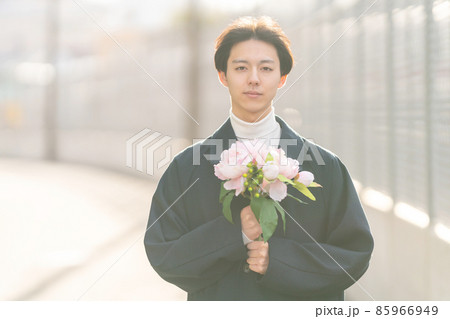 若い男性 花束 若い男性 花束 85966949