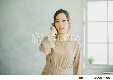 ベージュのワンピースの女性 85967760
