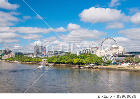 Brisbane city skyline and Brisbane river 85968039
