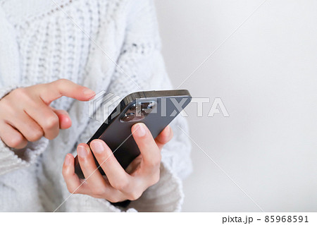 スマホを触る女性の手元 85968591