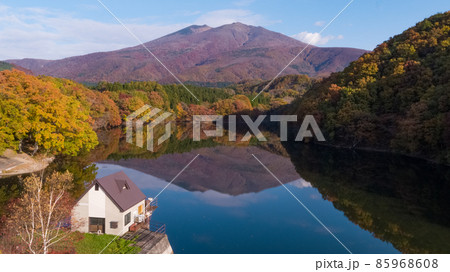 《宮城県・七ヶ宿町》紅葉の長老湖 《宮城県・七ヶ宿町》紅葉の長老湖 85968608