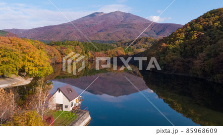 《宮城県・七ヶ宿町》紅葉の長老湖 《宮城県・七ヶ宿町》紅葉の長老湖 85968609