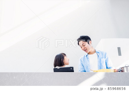 パパと女の子で一緒に料理　光の入るキッチン 85968656