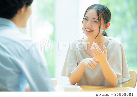 リビングで会話するカップル リビングで会話するカップル 85968681