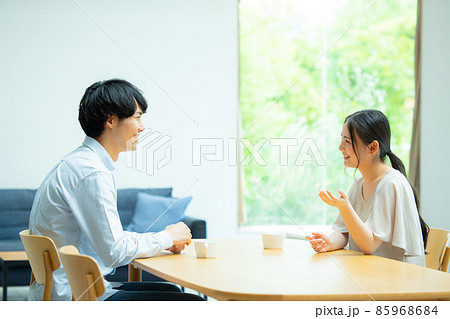 リビングで会話するカップル リビングで会話するカップル 85968684