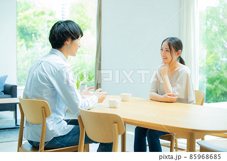 リビングで会話するカップル 85968685