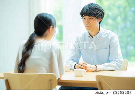 リビングで会話するカップル 85968687