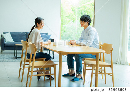 リビングで会話するカップル リビングで会話するカップル 85968693