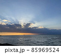 神秘的な夕焼けと海 85969524