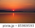 福島県、猪苗代湖の夕景。夕日が空をオレンジ色に染め、湖面を輝かせ、オレンジ色一色の世界が綺麗だ。 85969593