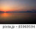 福島県、猪苗代湖の夕景。夕日が空と湖面をオレンジ色に染め、磐梯山のシルエットが綺麗 85969594