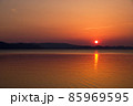 福島県、猪苗代湖の夕景。夕日が湖面をオレンジ色のグラデーションに輝かせ、綺麗だ。オレンジ一色の世界 85969595