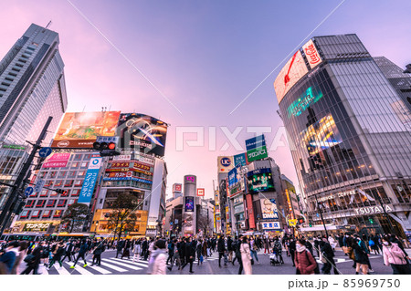 日本の東京都市景観 初4万超、初東京7千人超で遂に5波超え…戦慄の前奏曲…出ない宣言…＝19日、渋谷 85969750