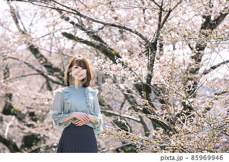京都府京都市東山区の蹴上インクラインで桜を背景にしている若い女性 85969946