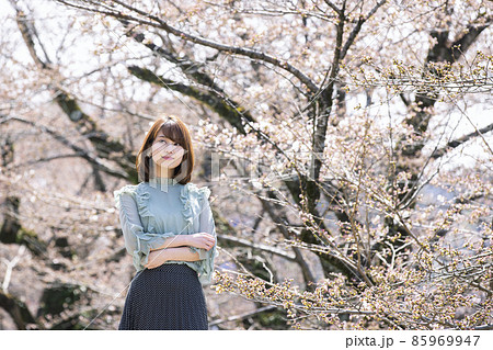 京都府京都市東山区の蹴上インクラインで桜を背景にしている若い女性 京都府京都市東山区の蹴上インクラインで桜を背景にしている若い女性 85969947