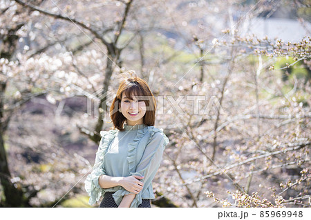 京都府京都市東山区の蹴上インクラインで桜を背景にしている若い女性 京都府京都市東山区の蹴上インクラインで桜を背景にしている若い女性 85969948