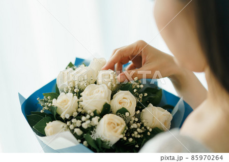 Happy woman holding a beautiful bouquet of flower. 85970264