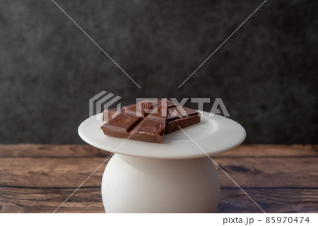 白い台に乗った板チョコのピース 白い台に乗った板チョコのピース 85970474