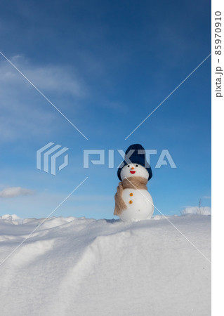 青空と雪だるま　ウィンターリゾートのイメージ 85970910