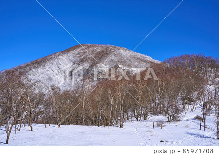 冬の群馬県赤城公園 駒ヶ岳と黒檜山の中間点（大ダルミ）付近から黒檜山を見る 85971708