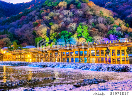 京都、嵐山花灯路の渡月橋 京都、嵐山花灯路の渡月橋 85971817