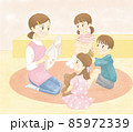 読み聞かせをする保育士と子ども 85972339