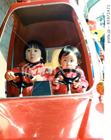 昭和50年代 遊園地の乗り物のハンドルを握る姉妹 昭和50年代 遊園地の乗り物のハンドルを握る姉妹 85972471
